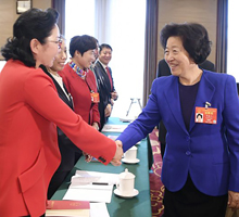 2019年，中央政治局委员、国务院副总理孙春兰与秦和校长亲切握手